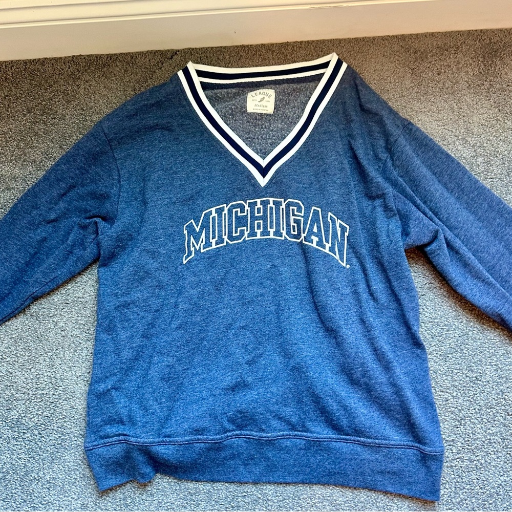 University of Michigan Vneck Sweatshirt Medium